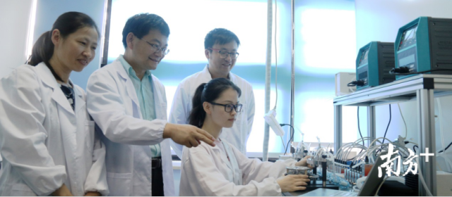 安太成教授在指导学生科研（左二）。