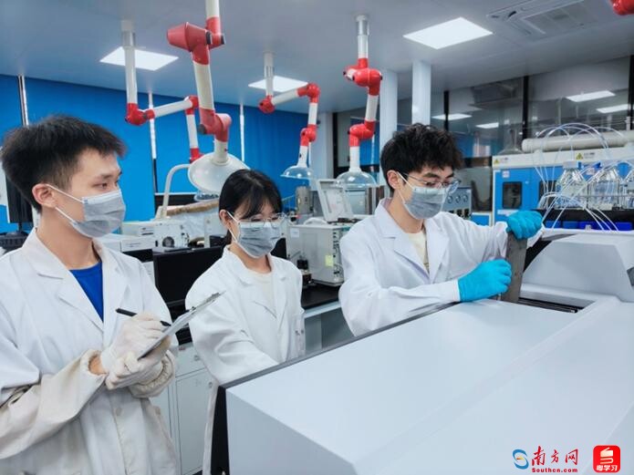 “氢创先锋”团队成员在实验室进行产品的性能测试