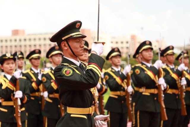 广州城市理工学院国旗护卫队在升旗