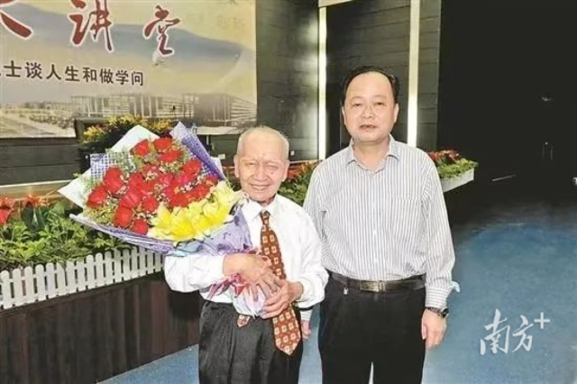 中国工程院院士邱冠周（右）应邀回母校作报告时,特别感谢他的英语启蒙老师黎鑫（左）。
