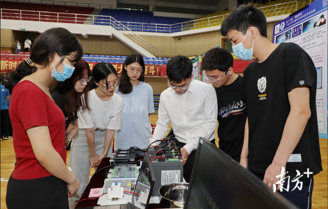 肇庆学院学生备战第17届“挑战杯”课外学术科技作品大赛。