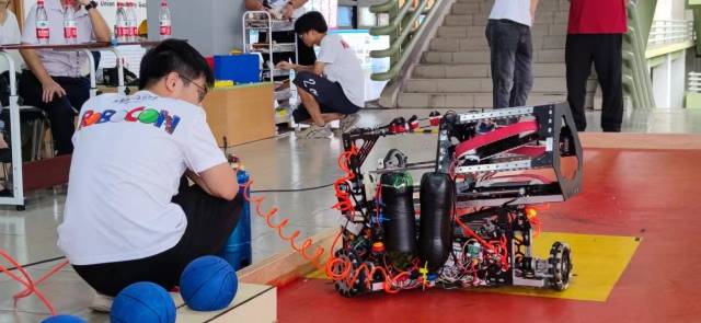 广工机器人学院学子参加全国大学生机器人大赛ROBOCON赛事。