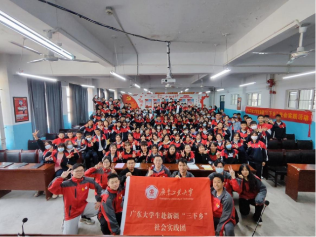 实践团在伽师县第二中学作党的二十大精神宣讲。