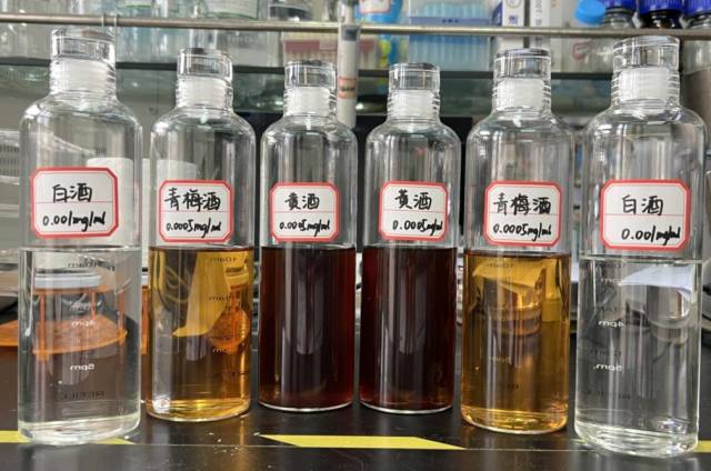 广工大轻化学院运用工业技术将客家酒糟废料“变废为宝”，打造客家米酒现代示范线，开发多肽系列客家米酒3款。