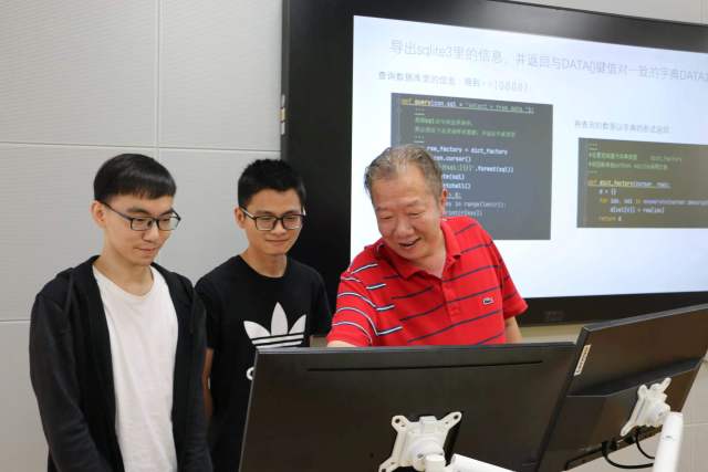 广东工业大学集成电路学院院长熊晓明（右一）在指导学生。受访者供图