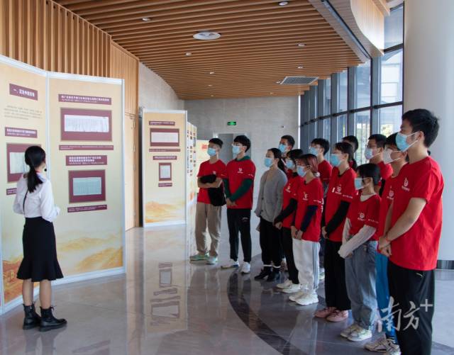 广东工业大学与省档案馆合作，在学校举办“百年恰是风华正茂”主题档案文献展，上了一堂生动的思政课。