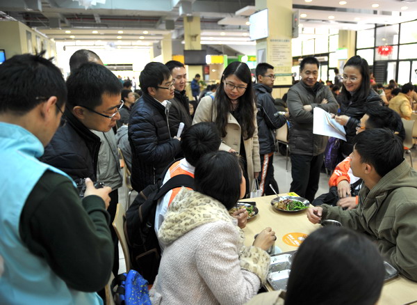 中央省级媒体专题采访报道我校食堂食品安全工作