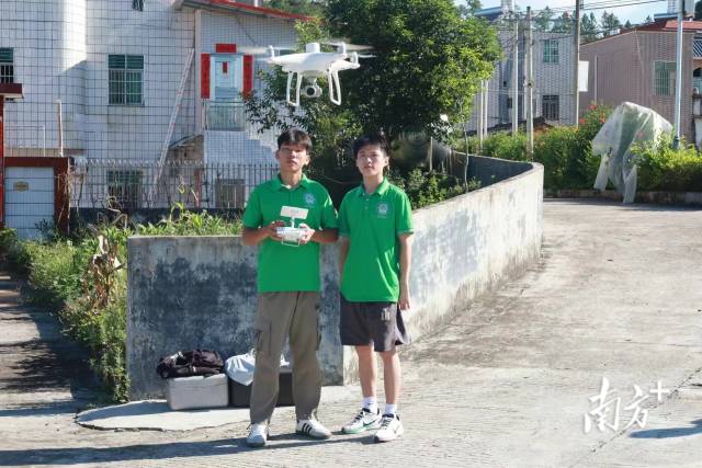 广东开放大学（广东理工职业学院）青年突击队开展无人机测绘。